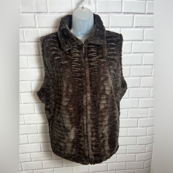 Andrea Faye Women's Brown faux fur vest /size XL - Picture 2 of 11